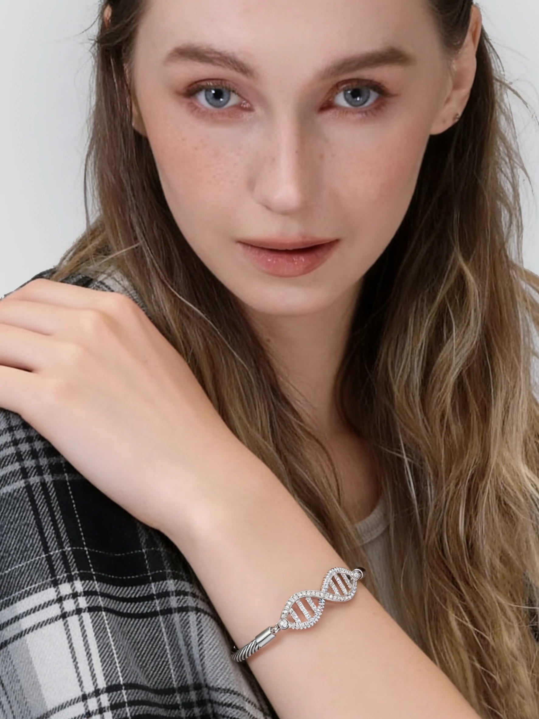 Gold Chain Bracelet
DNA Bracelet
925 Silver Bracelet
Twisted Chain Bracelet
Gene Jewelry
Everyday Elegance
Minimalist Bracelet
Genetic Code Jewelry
Unique Design Luxury Bangle
Elegant Daily Wear Bangle