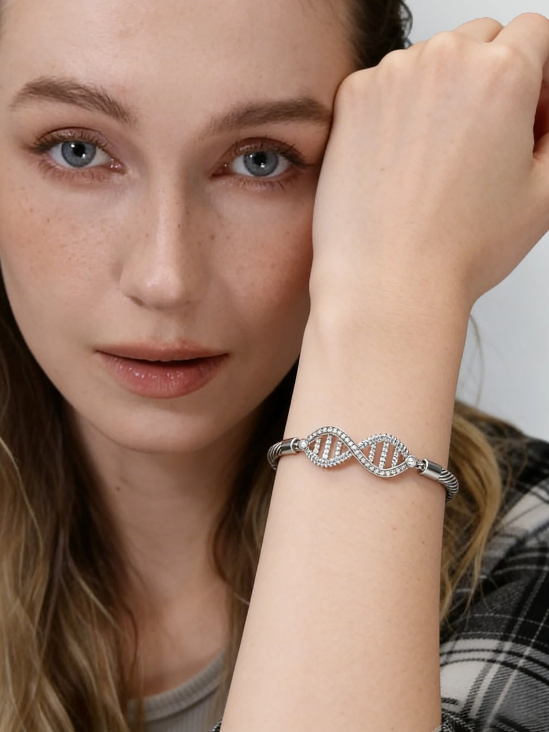 Gold Chain Bracelet
DNA Bracelet 
925 Silver Bracelet 
Twisted Chain Bracelet
Gene Jewelry
Everyday Elegance
Minimalist Bracelet
Genetic Code Jewelry
Unique Design Luxury Bangle
Elegant Daily Wear Bangle 